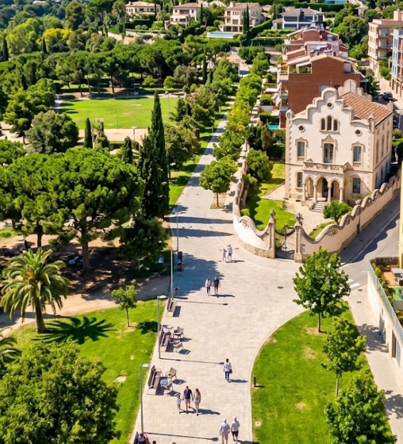 Vistas de Can Ginestar, el Parc del Mil·lenni y las colinas residenciales de Sant Just Desvern en Barcelona
